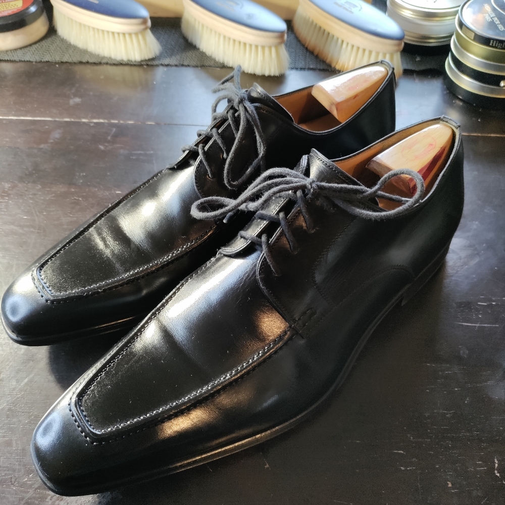Magnanni black apron toe 8.5, they can fit a 9. Some wear on the heel.